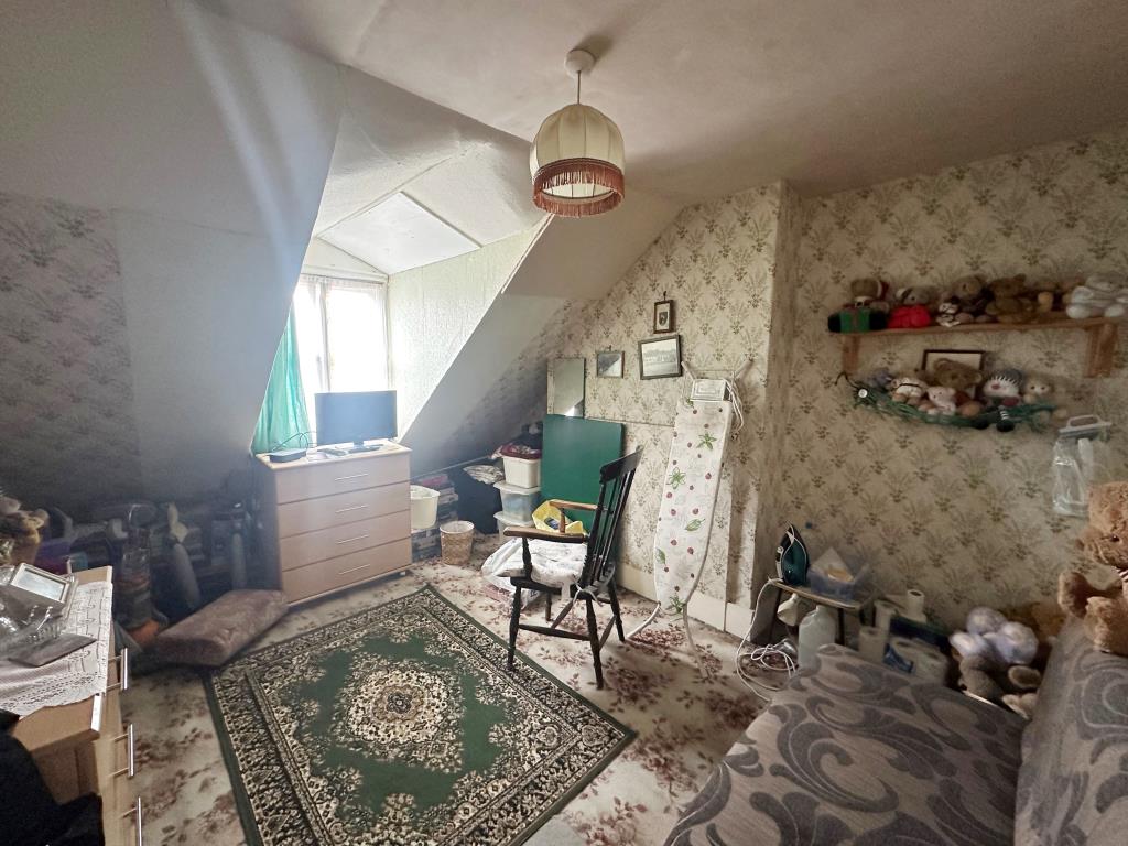 Lot: 98 - THREE-BEDROOM MAISONETTE FOR INVESTMENT -